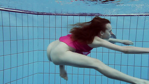 Rothaarige Wucht Anna Netrebko das Baden in einem pool