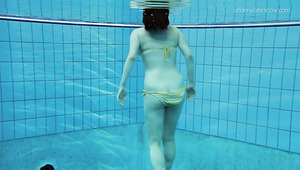 Rothaarige blasse Haut teen Schlampe im pool ausziehen auf cam