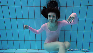 Rothaarige frische teen Schlampe Posen auf cam nackt Unterwasser im pool