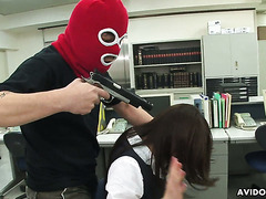 Arbeiter Hina Aizawa dient Ihre haarige Jap Muschi für Räuber
