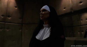 Sündige Nonnen mit saftigen Blasenärschen sind bereit für anale Dilatation und Masturbation
