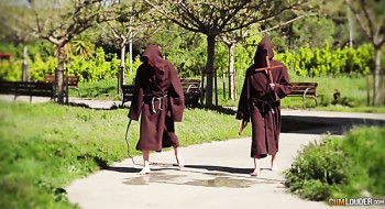 Die geile und verführerische Nonne Susi Gala bearbeitet richtig starke Mönchsschwänze