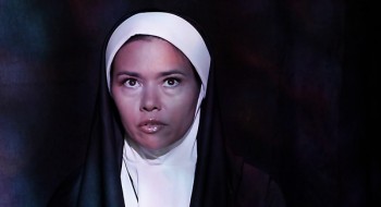 Die geile Victoria Voxxx braucht zwei Nonnen und einen Priester, um den Dämon aus ihrer Fotze auszutreiben