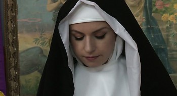 Die wirklich geile Nonne Stella Cox ist mehr als bereit für das Fingern der Muschi