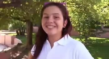 Spanisches Schulmädchen steckt sich mitten im Park einen Dildo in den Arsch