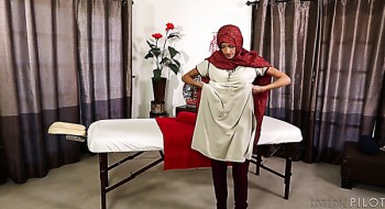 Die heiße Hijab-Dame mit dem glatten Arsch Chloe Amour kommt zur Massage, wird aber genagelt