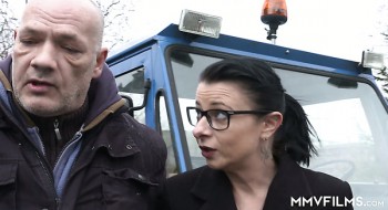 Wirklich versaute deutsche Schlampe in Strümpfen wird von glatzköpfigem Fahrer mish gefickt