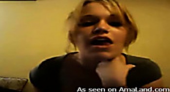 Blonde Teen masturbiert ihre rasierte Muschi vor der Webcam