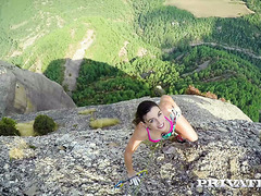 Julia Roca fickt Ihr Wanderer Freund auf der Spitze des Berges