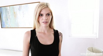 Die süße blonde Freundin Megan Holly will ihre Beute entblößen, bevor sie gefickt wird