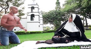 Die kolumbianische Nonne Yudi Pineda wird auf dem Rasen vor dem Kloster gefickt