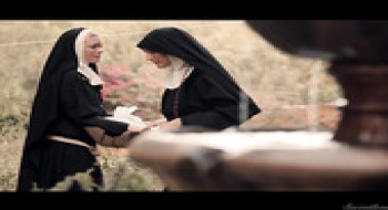 Zwei sündige reife Nonnen lecken und kauen sich gegenseitig die Fotzen