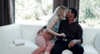 Paparazzi filmt junge Geschäftsfrau beim Sex mit bärtigem Liebhaber