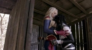 Superheldinnen lösen den Konflikt durch gemischtrassigen Lesbensex