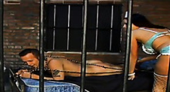 Extrem vollbusige, wilde, brünette Gefängniskrankenschwester lässt Kerl ihre Fotze lecken