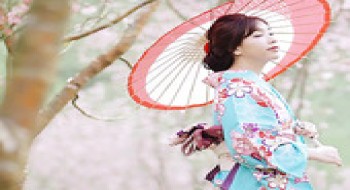 Charmantes vollbusiges japanisches Mädchen im Kimono gönnt sich zärtliches und sinnliches Liebesspiel