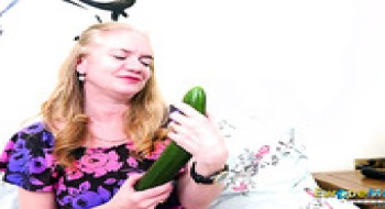 Die sexhungrige alte Frau Lily May versucht, sich mit einer riesigen Gurke zu befriedigen