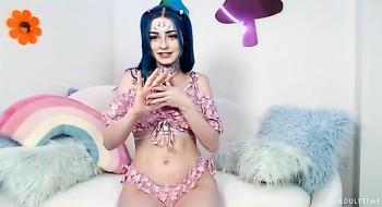 Die blauhaarige, alleinstehende Nymphomanin Jewelz Blu will ihre feuchte Muschi masturbieren