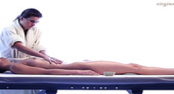 Entspannende Intimmassage für die schöne, kaum legale Jungfrau Adrien