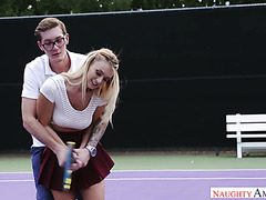 Ein Kerl lehrt Natalia Starr, wie tennis zu spielen und fickt Sie auf ein Gericht