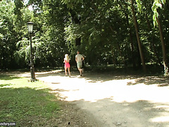 Candee Licious reitet freund Schwanz in einem park nach dem joggen