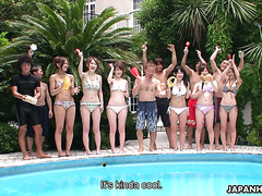 Japanese Mädchen bekommt gefingert mehrere Male hintereinander auf bikini party